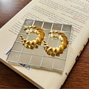 Vintage Chunky Gold Tone Metal Twisted Hoop Earrings Fashion Round Push Back